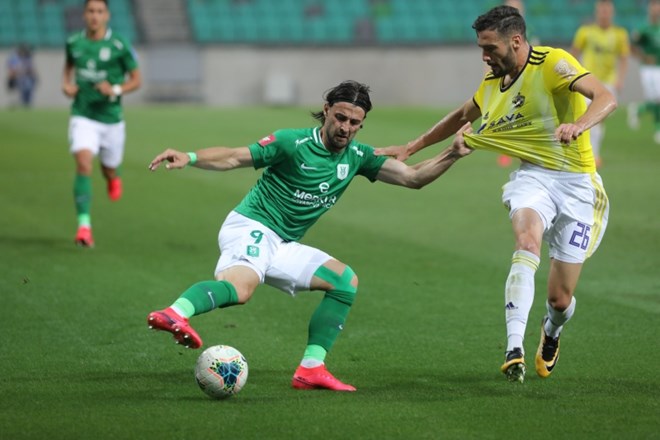 Napadalec Olimpije Ante Vukušić (levo) je proti Mariboru dosegel devetnajsti zadetek v letošnji sezoni. Nocoj je tretjič...