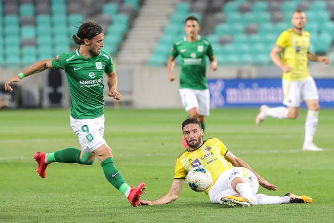 Aleksander Rajčević (v rumeno-beli športni opremi) je zaradi poškodbe zaključil s sezono.