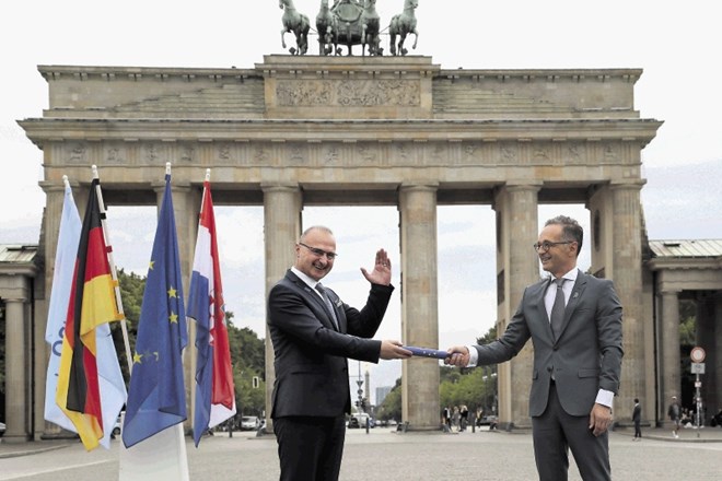 Hrvaški zunanji minister Grlić - Radman in njegov nemški kolega Maas sta v Berlinu simbolično predala predsedovanje svetu...