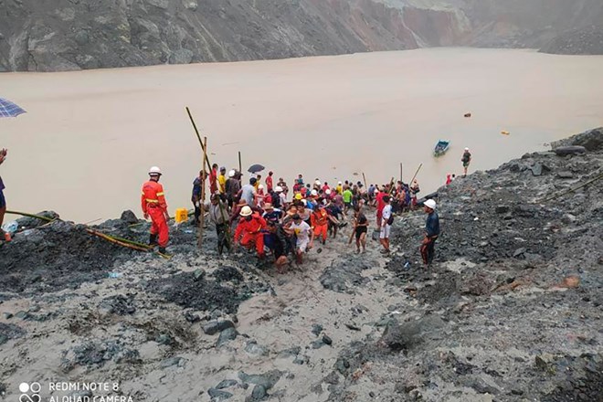 V Mjanmaru zemeljski plaz v rudniku terjal več kot 100 žrtev