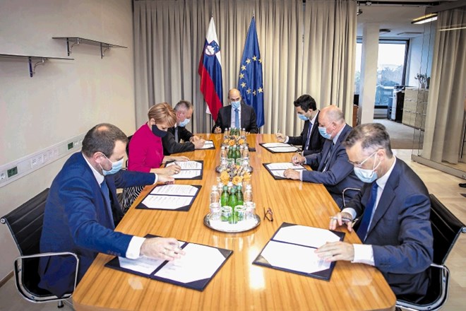 Predsedniki vladnih strank, prvak SNS Zmago Jelinčič in poslanca narodnih skupnosti so  podpisali sporazum o sodelovanju v...