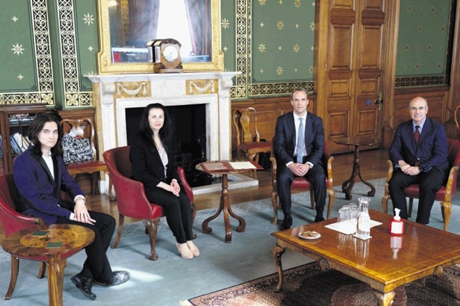 Britanski zunanji minister Raab (drugi z desne) se je ob razglasitvi sankcij zaradi kršitev človekovih pravic sestal s sinom...