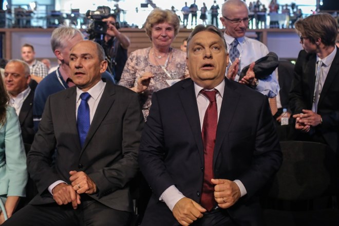 Janez Janša in Viktor Orban na enem izmed preteklih kongresov SDS.