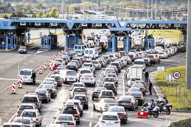 Preverjanje dokazil o bivanju na Hrvaškem bo po pričakovanjih policije znova podaljšalo kolone vozil na mejah.