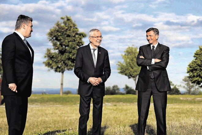 Predsedniki Hrvaške, Avstrije in Slovenije na neformalnem tristranskem srečanju pri palači Hofburg.