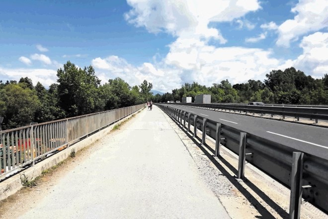 Zaradi vodovarstvene uredbe ni dovoljeno niti asfaltiranje obstoječe površine na mostu čez Savo, ki ga nekateri kolesarji...