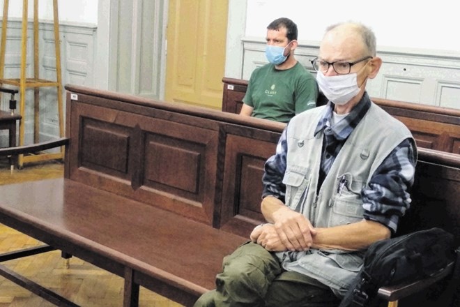 Obtoženi Peter Vravnik se je znebil tožilskega očitka, da je lažje poškodoval Janka Helbla (na fotografiji zadaj), ki je...