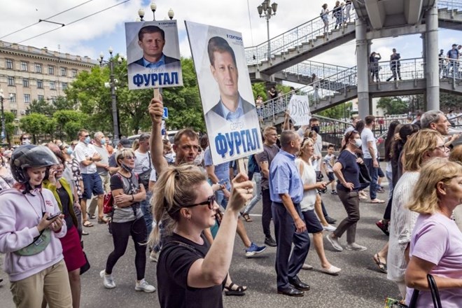 V Rusiji množični protest v podporo aretiranemu guvernerju