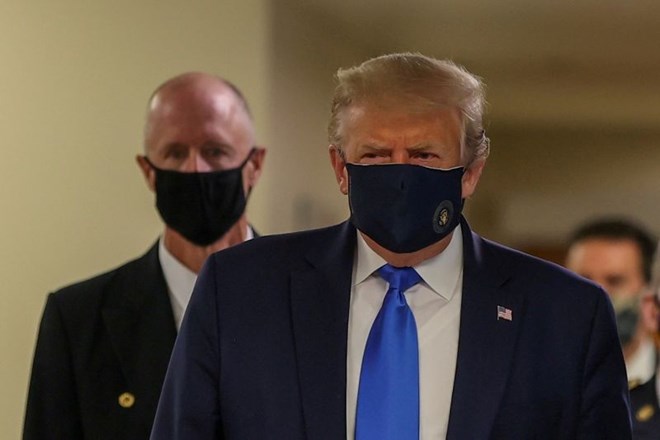 Trump ob dnevnem rekordu okužb v ZDA prvič z masko v javnosti