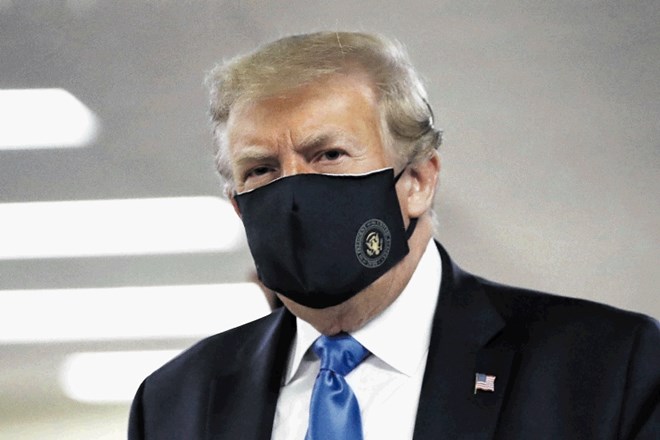 Predsednik Trump si je prvič  v javnosti nadel masko.