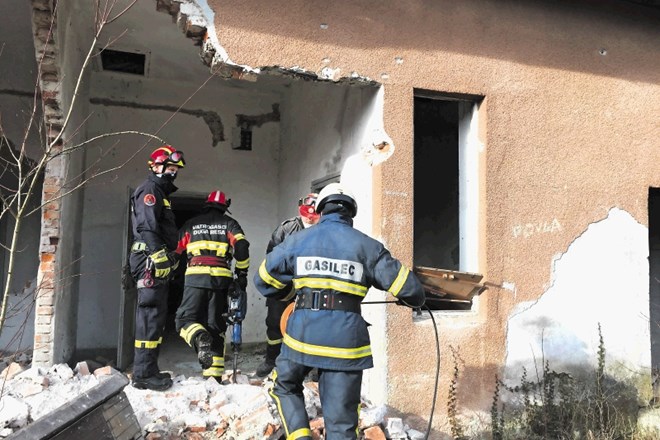 V skupni enoti za reševanje v poplavah in potresih se je usposabljalo po dvajset prostovoljnih gasilcev iz Črnomlja in iz...
