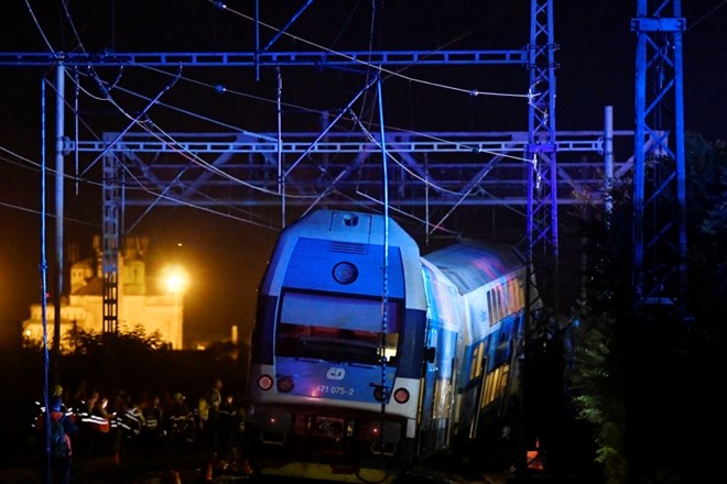 V trčenju vlaka v bližini Prage en mrtev, več deset poškodovanih