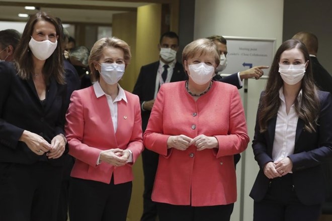 Barvno usklajeni Angela Merkel in Ursula von der Leyen v družbi belgijske premierke Sophie Wilmes in finske predsednice vlade...