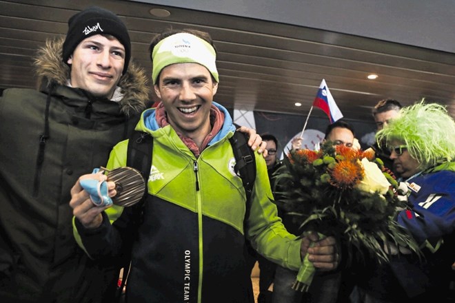 Slovenski deskar na snegu Žan Košir (s kolajno) se je iz Pjongčanga 2018 vrnil z olimpijskim bronom.