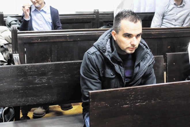 Nezakonito ravnanje Gregorja Makovca je zaznal in prijavil njegov kolega iz patrulje.