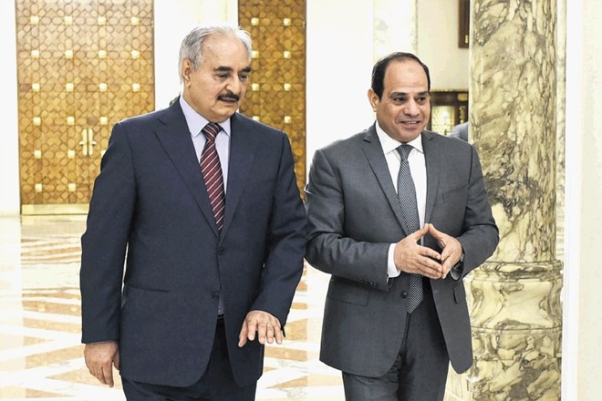 Kalifa Haftar (levo) lahko v Libiji računa na podporo egiptovskega predsednika  Abdela Fataha Al Sisija (desno).