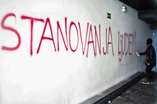 V Sloveniji naj bi po podatkih republiškega stanovanjskega sklada iz leta 2017 primanjkovalo približno 9200 javnih najemnih...