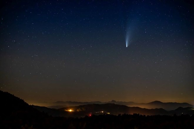 Komet C/2020 F3 Neowise smo na slovenskem nebu posneli v noči na torek. Spodaj je videti Triglav.