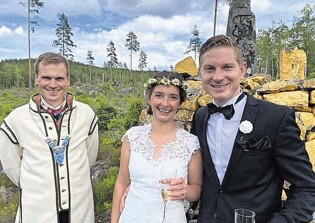 Norvežanka Camilla Øyjord in Šved Alexander Clern sta se zaradi  zaprte meje med državama poročila v gozdu, točno na meji med...