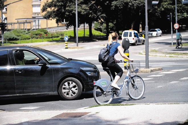 Avtomobilist zapelje v križišče, preden se prižge zelena luč za pešce in kolesarje, s tem pa se poveča nevarnost, da...