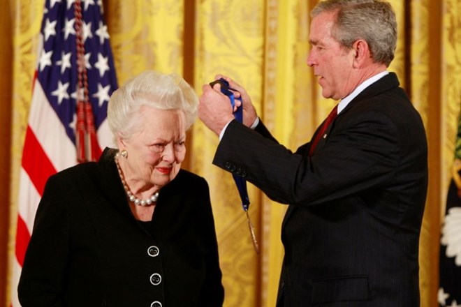 Leta 2008 ji je takratni ameriški predsednik ZDA George W. Bush podelil nacionalno odličje za njen prispevek k umetnosti.