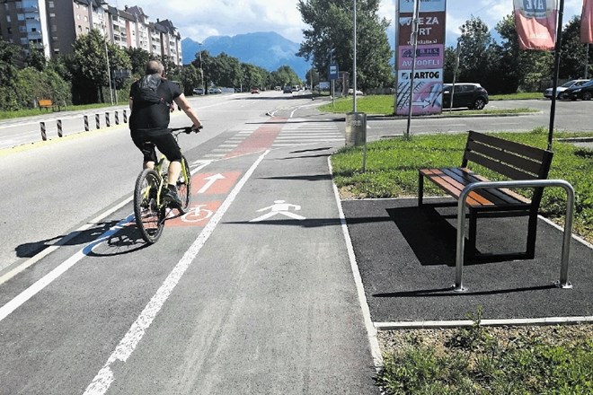Devet kilometrov novih kolesarskih povezav v različnih soseskah v Kranju in okolici bo močno povečalo varnost kolesarjev in...