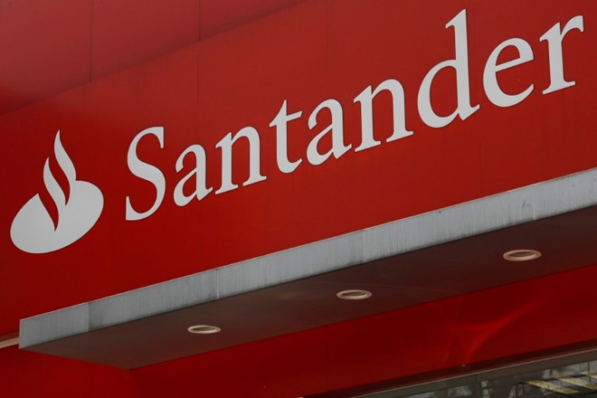Santander po odpisih z 11 milijardami evrov minusa
