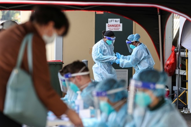 Avstralija potrdila rekordnih več kot 700 novih primerov novega koronavirusa 