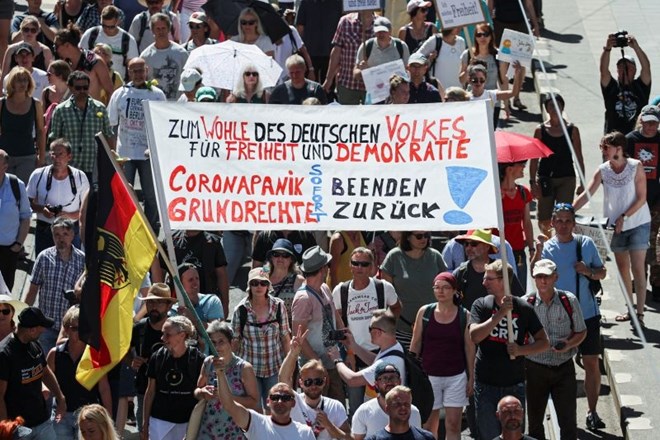 V Nemčiji tisoči na protestih proti koronavirusnim omejitvam