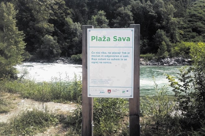 Mestna občina Ljubljana je sicer ob Savi uredila plažo, vendar z opozorili, da je kopanje nevarno.