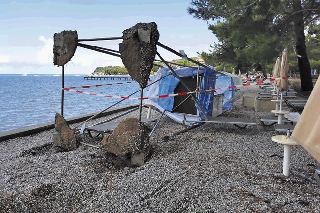 Med neurjem se je prevrnil reševalni stolp na letos med Slovenci zelo priljubljeni plaži v letovišču Adria Ankaran.