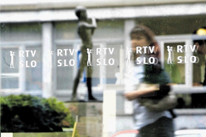Na RTV Slovenija poskušajo doseči, da bi RTV-prispevek plačevali tudi tisti, ki imajo računalnike ali pametne telefone,...