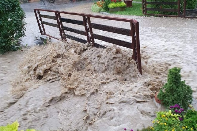 V občini Hrastnik je poplavljal potok Brnica.