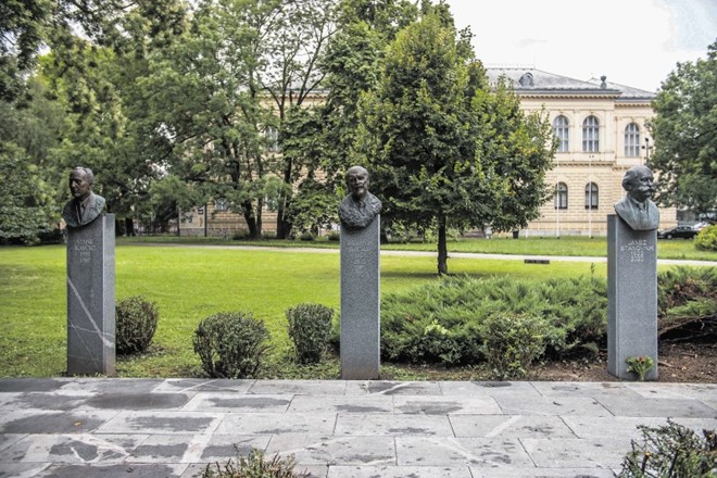 Na Trgu narodnih herojev od torka naprej poleg kipa Staneta Kavčiča in Franceta Bučarja stoji tudi kip Janeza Stanovnika.
