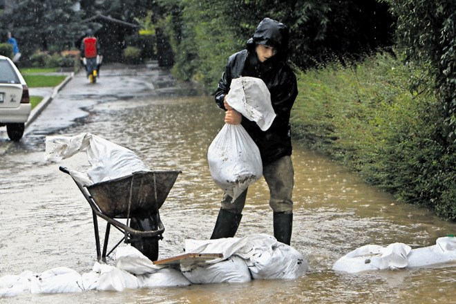 Prebivalci poplavno ogroženih območij še niso pozabili  poplav  leta 2010 (na fotografiji), zato je zanje vest o podpisu...