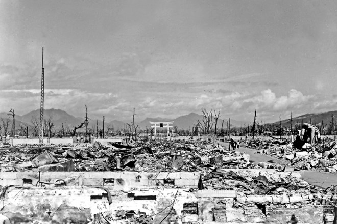 Fotografija Nagasakija tri leta po tem, ko so Američani na to japonsko mesto odvrgli atomsko bombo.