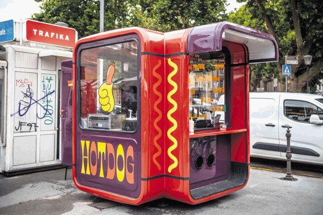 V obnovljenem kiosku na osrednji ljubljanski tržnici prodajajo hot dog.