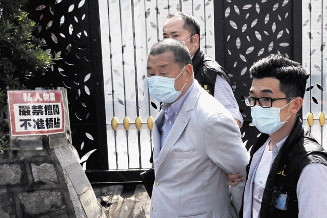 Aretacija hongkonškega medijskega magnata Jimmyja  Laija, ki so ga vklenjenega privedli tudi na sedež njegovega podjetja, je...