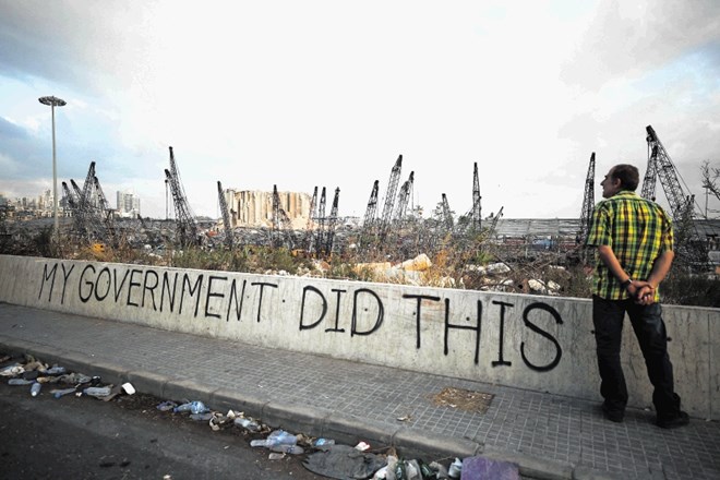 Grafit ob pogledu na razdejanje  v bejrutskem pristanišču jasno priča, komu Libanonci pripisujejo odgovornost  za  uničujočo...