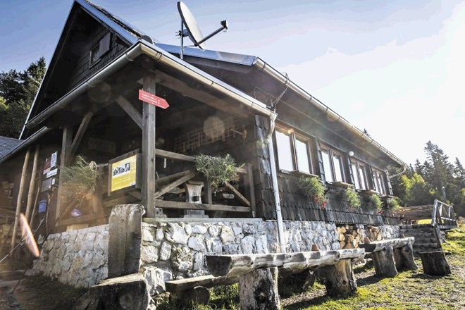 Informacije o planinskih kočah po vsej Sloveniji je mogoče najti na spletni strani  www.koce.pzs.si.