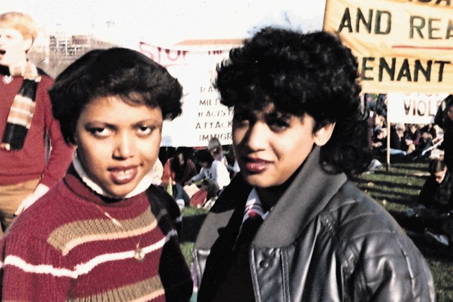Fotografija iz arhiva Kamale Harris iz novembra 1982, na kateri desno od sošolke  Gwen Whitfield protestira proti apartheidu...