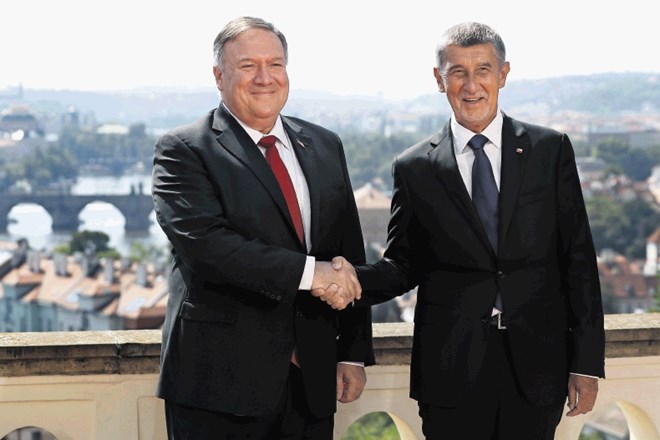 Ameriški zunanji minister Mike Pompeo (levo) je srednjeevropsko turnejo danes začel na Češkem, kjer ga je sprejel predsednik...