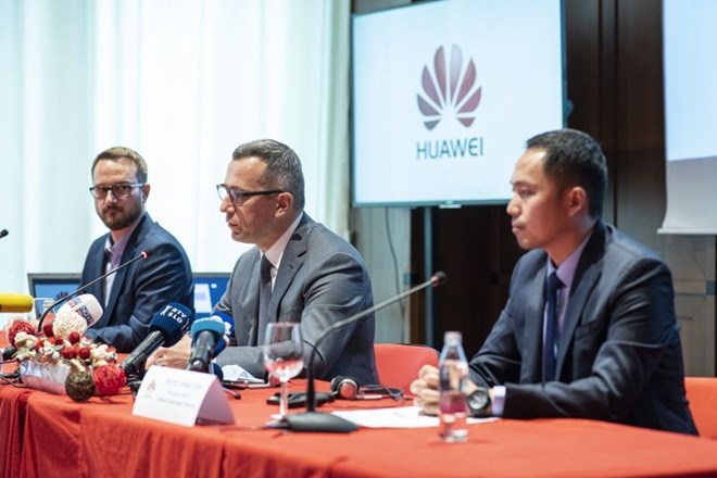 Podpredsednik CEE in Nordic regije pri Huawei Technologies Radoslaw Kedzia in generalni direktor Huawei Technologies Slovenia...