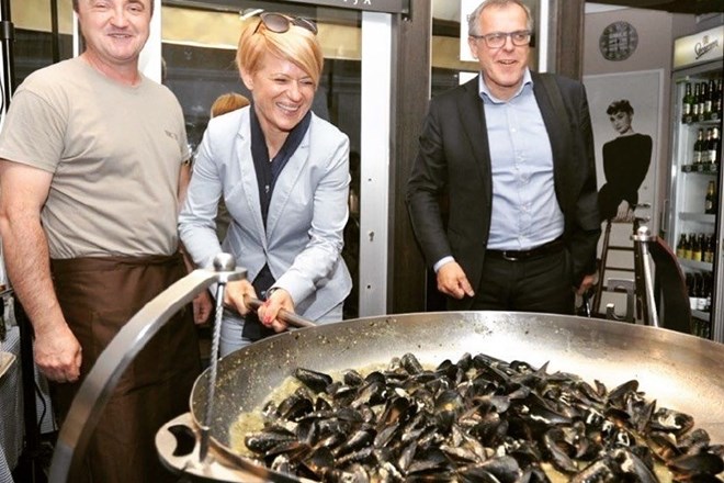 Takole sta kmetijska ministrica Aleksandra Pivec in župan Izole Danilo Markočič (na desni) kuhala školjke na buzaro. (Foto:...