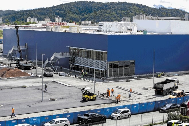 Delavci so pred značilno modro-rumeno stavbo Ikee že uredili parkirišče in okolico.