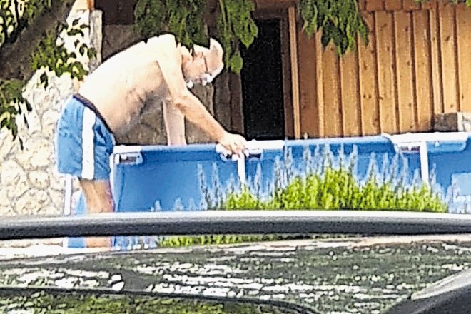 Jelko Kacin  med čiščenjem bazena na hrvaškem otoku Krku