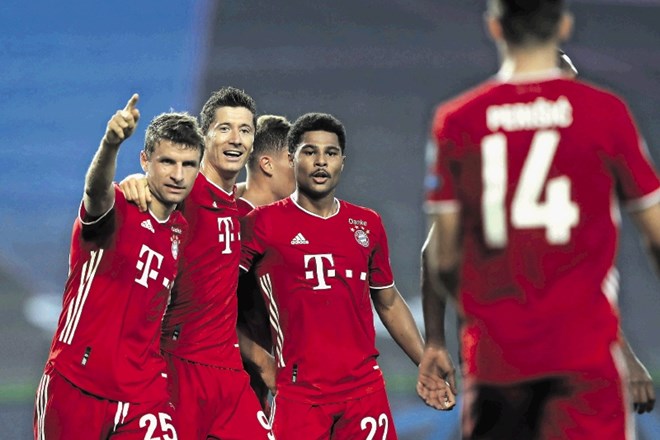 Nogometaši Bayerna so se z enajsto uvrstitvijo v finale lige prvakov izenačili z AC Milanom.