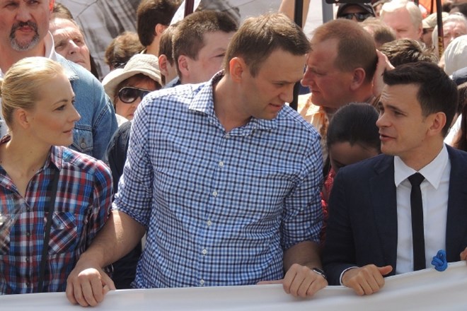 Ruska opozicijska politika Aleksej Navalni in Ilja Jasin na shodu v Moskvi leta 2013.