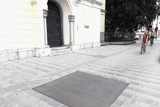 Na ljubljanski občini napovedujejo, da bodo bronasto spominsko ploščo na pločnik pred evangeličansko cerkvijo vrnili do konca...