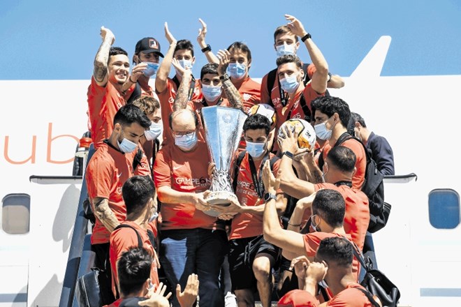 Nogometaši Seville so šesti naslov prvaka v evropski ligi proslavljali tudi po povratku v domovino.